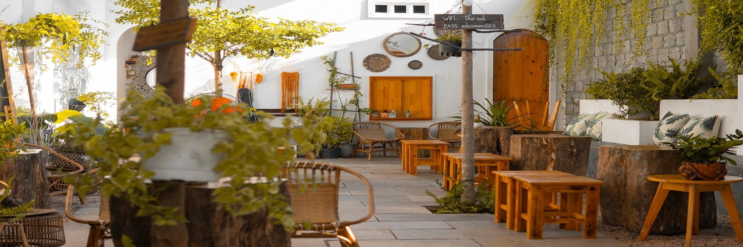 Outdoor courtyard with wooden tables and chairs, highlighting the inviting atmosphere of Bari's top-rated restaurant.