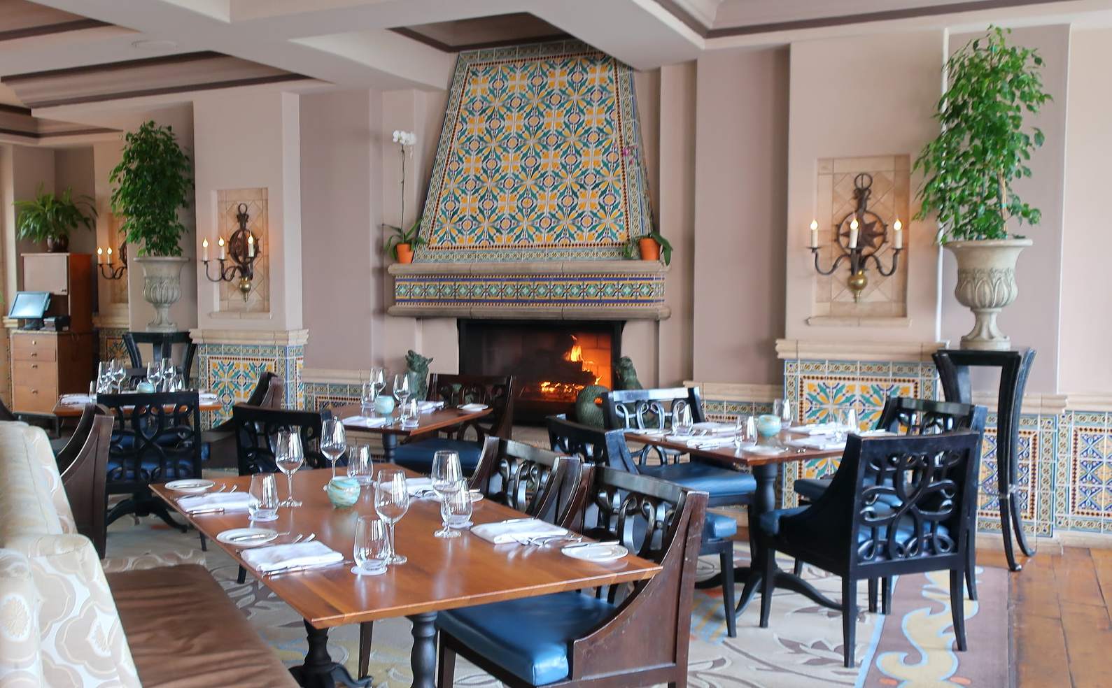 The hotel dining room features elegant blue and white tile decor, showcasing classic style in Valencia's restaurant scene.