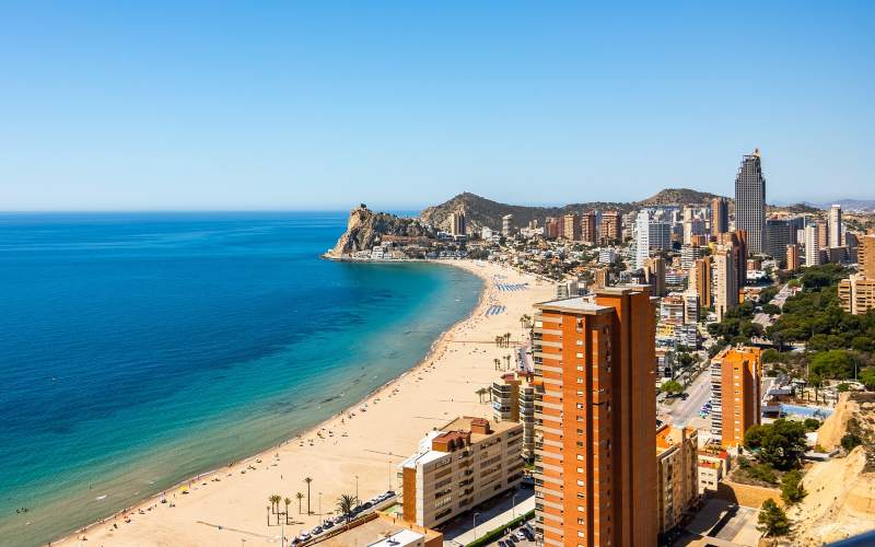 Aerial perspective from Alcudia's summit, featuring the vibrant city of Benidorm and the expansive sea in the distance.